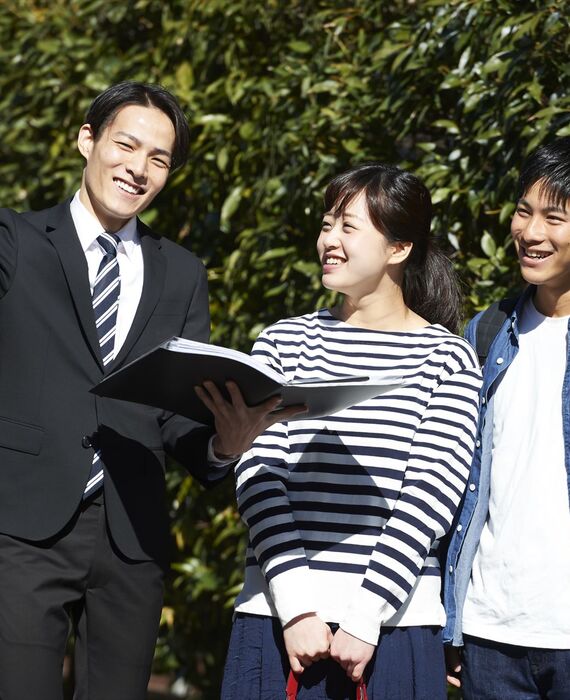 物件を紹介する営業マン