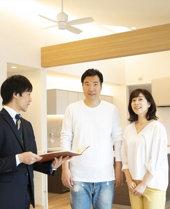 物件を案内する男性スタッフ