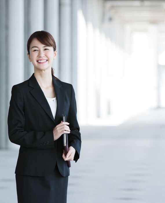 笑顔の女性営業マン